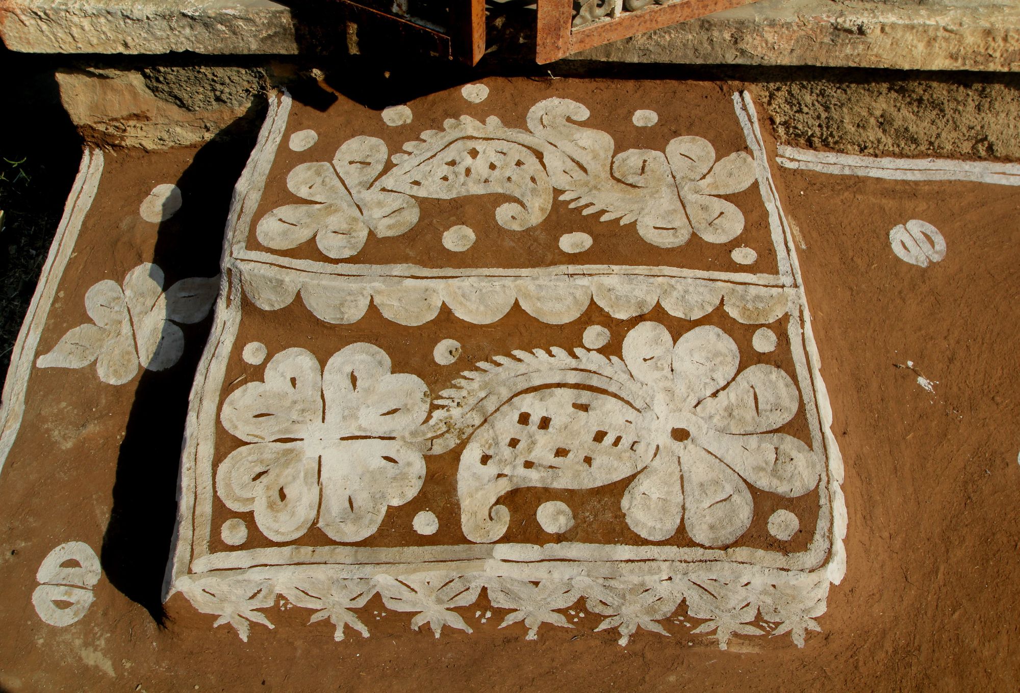 Rajasthan mandana, "Coating and painting the ground" — part 6