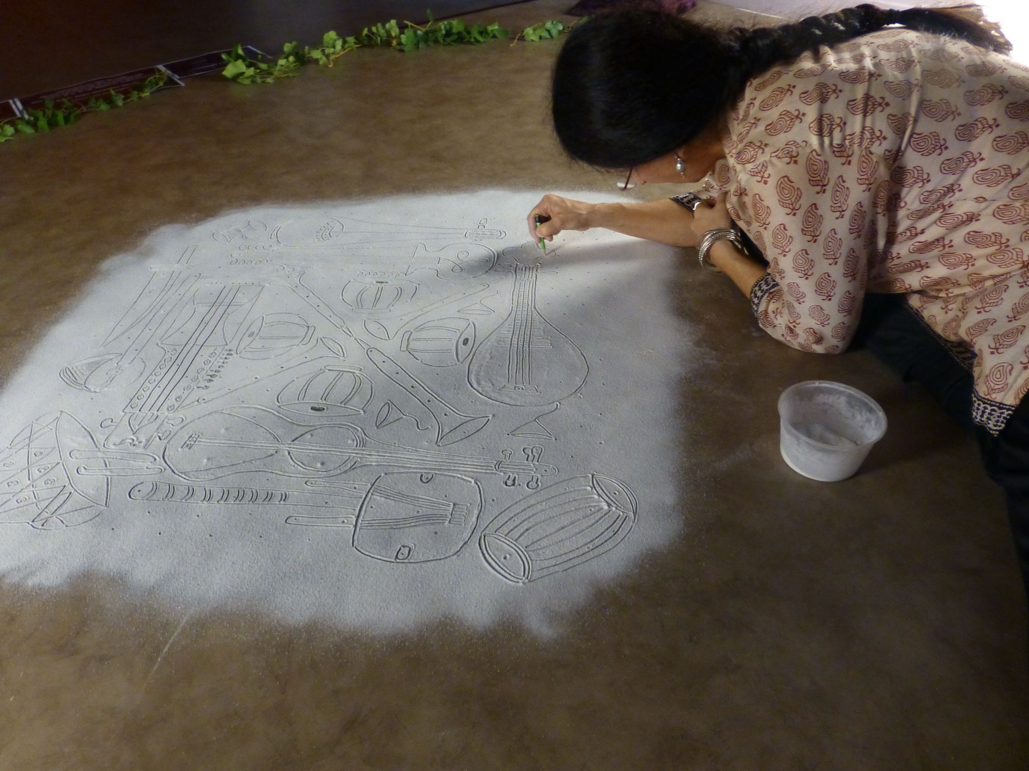 Drawing with powders