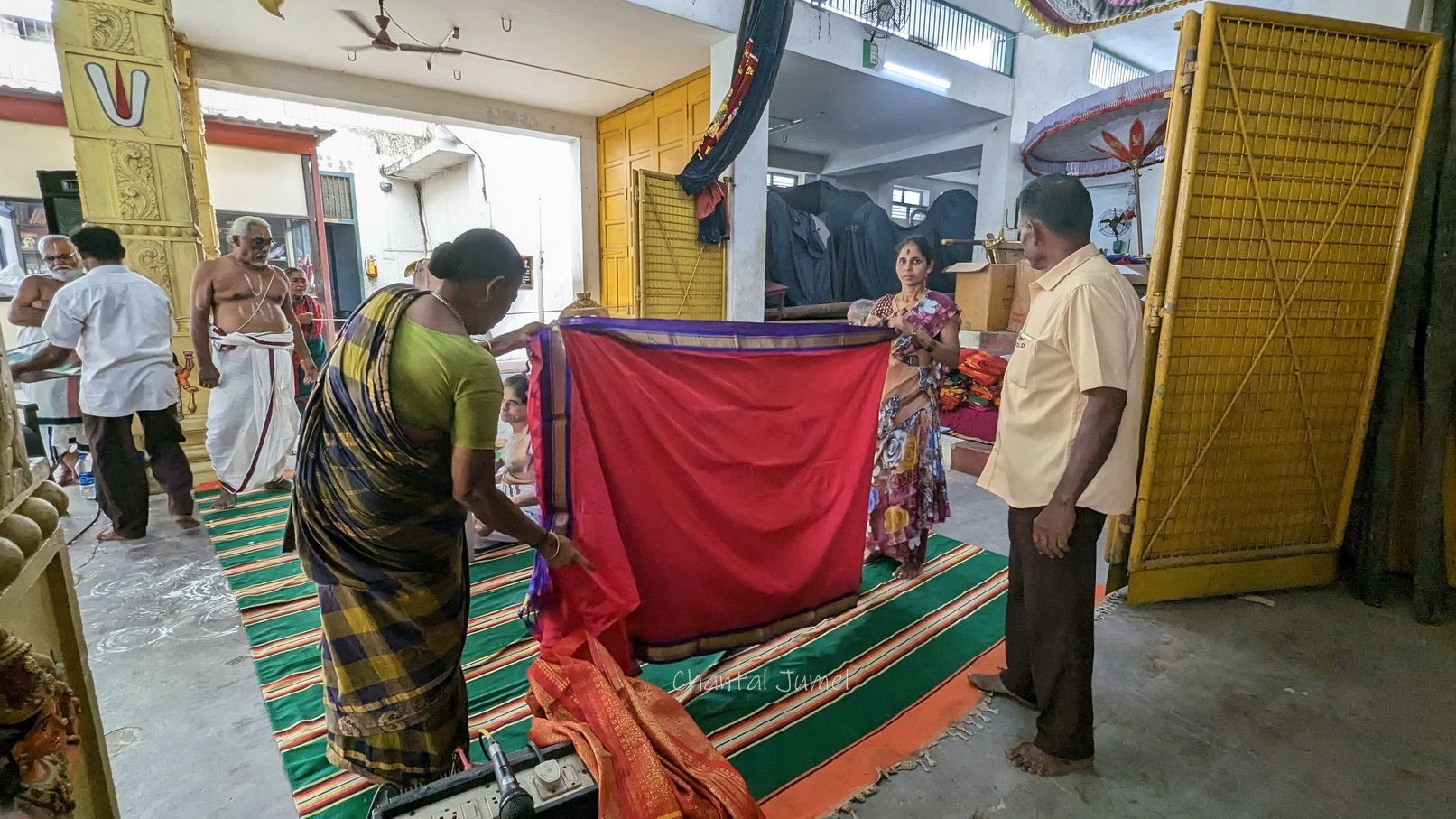 Kolam et vente aux enchères de saris