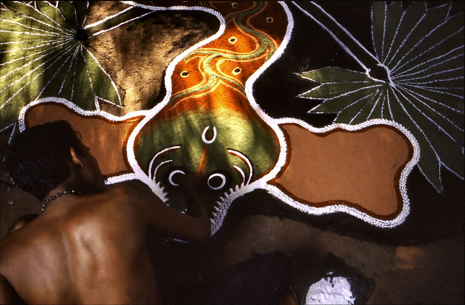 Kalam du Kérala, "Peindre les dieux-serpents" — partie 3