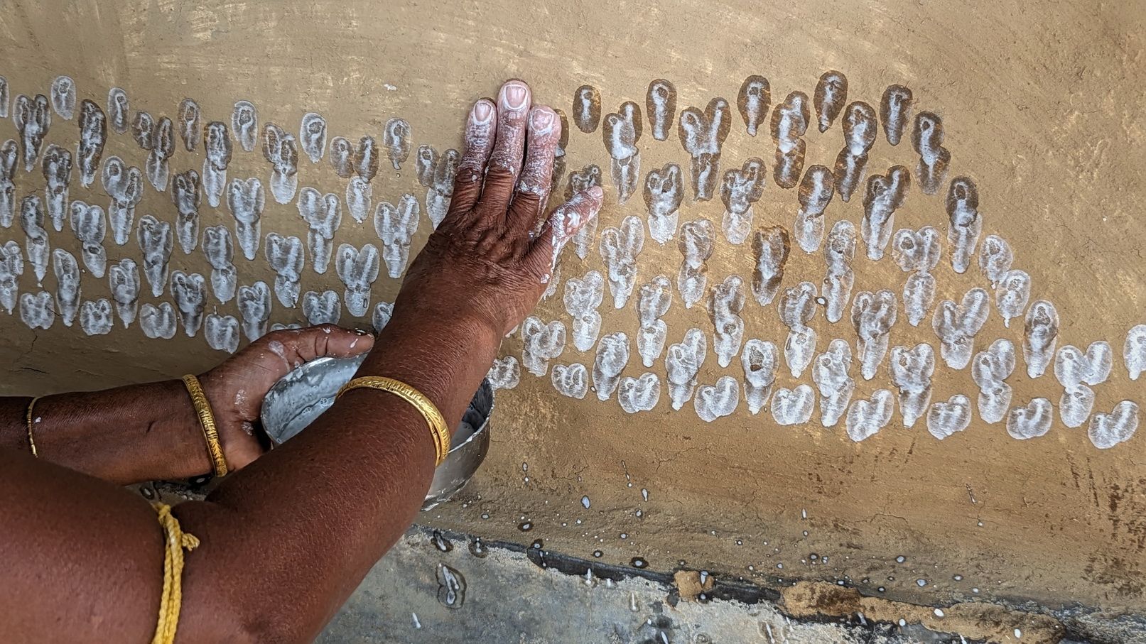 "Du sol aux murs", peintures éphémères de l'Inde