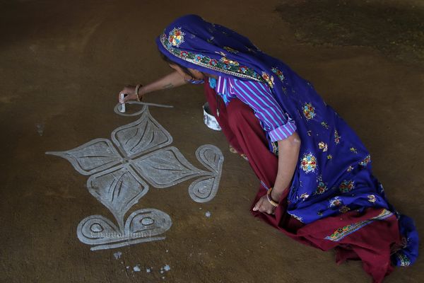 Mandana du Rajasthan, "Peindre le sol pour Diwali — partie 5