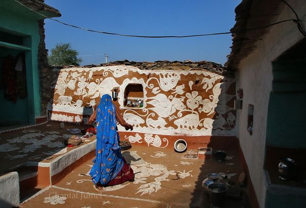 Mandana du Rajasthan, "Peindre le sol et décorer la maison" — partie 6